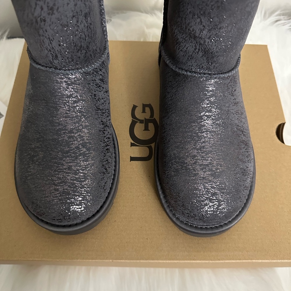 🆕 UGG Short Gray Matte Marble Boots - Size: 6